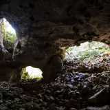 Dopo pochi metri giungiamo in un ambiente largo circa 30 metri, sul quale si apre un�ampia spaccatura della roccia che ha visibilmente portato al crollo di alcuni blocchi calcarei che giacciono sul pavimento